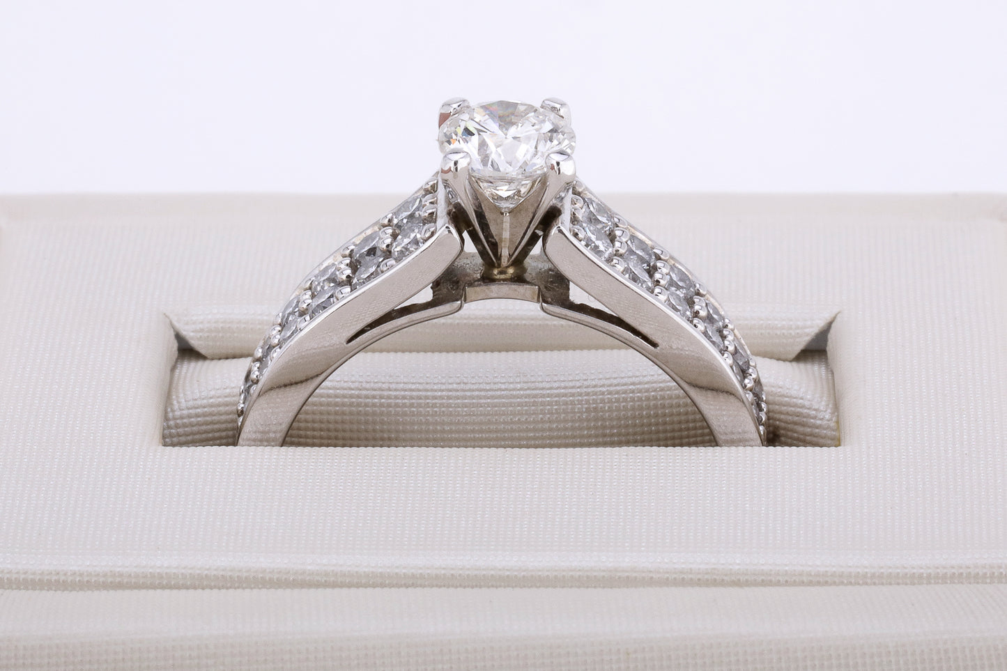 19k White Gold 1.7 ctw Diamond Engagement Ring