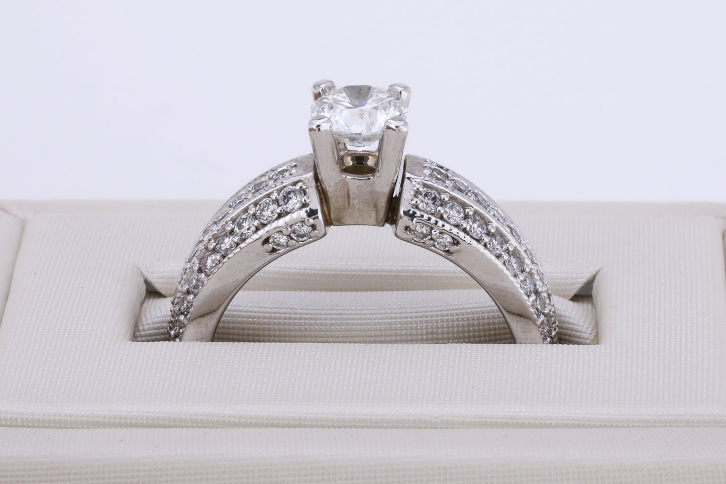19k White Gold 0.83 ctw Diamond Engagement Ring