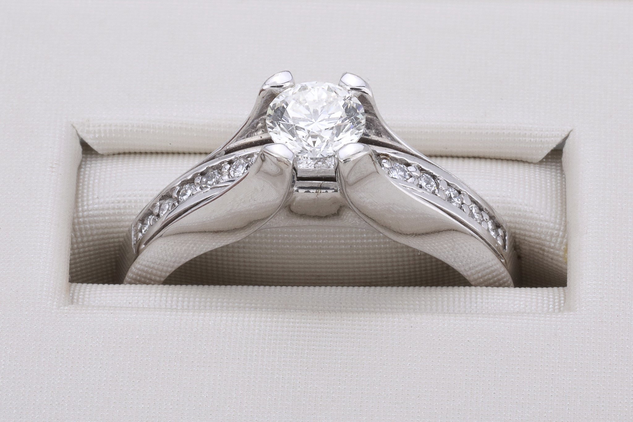 18K White Gold Diamond Engagement Ring