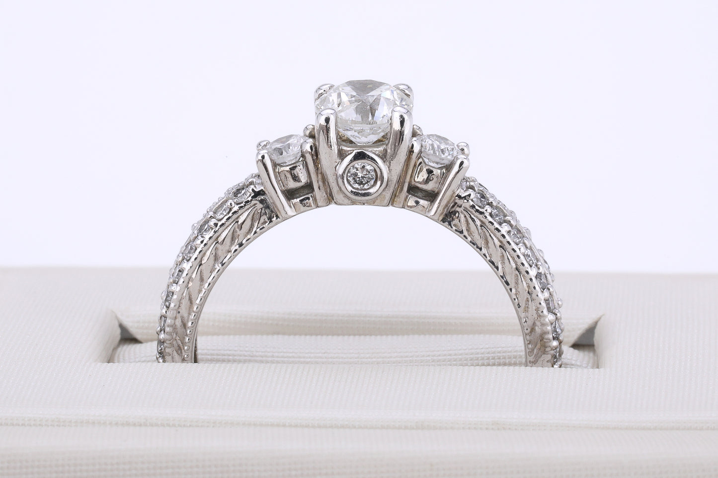 19k White Gold 0.94 ctw Diamond Engagement Ring