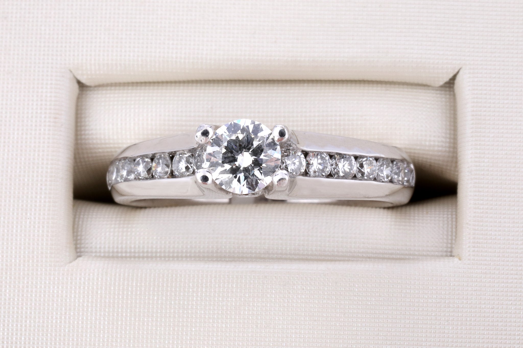 14k White Gold 0.92 ctw Diamond Engagement Ring