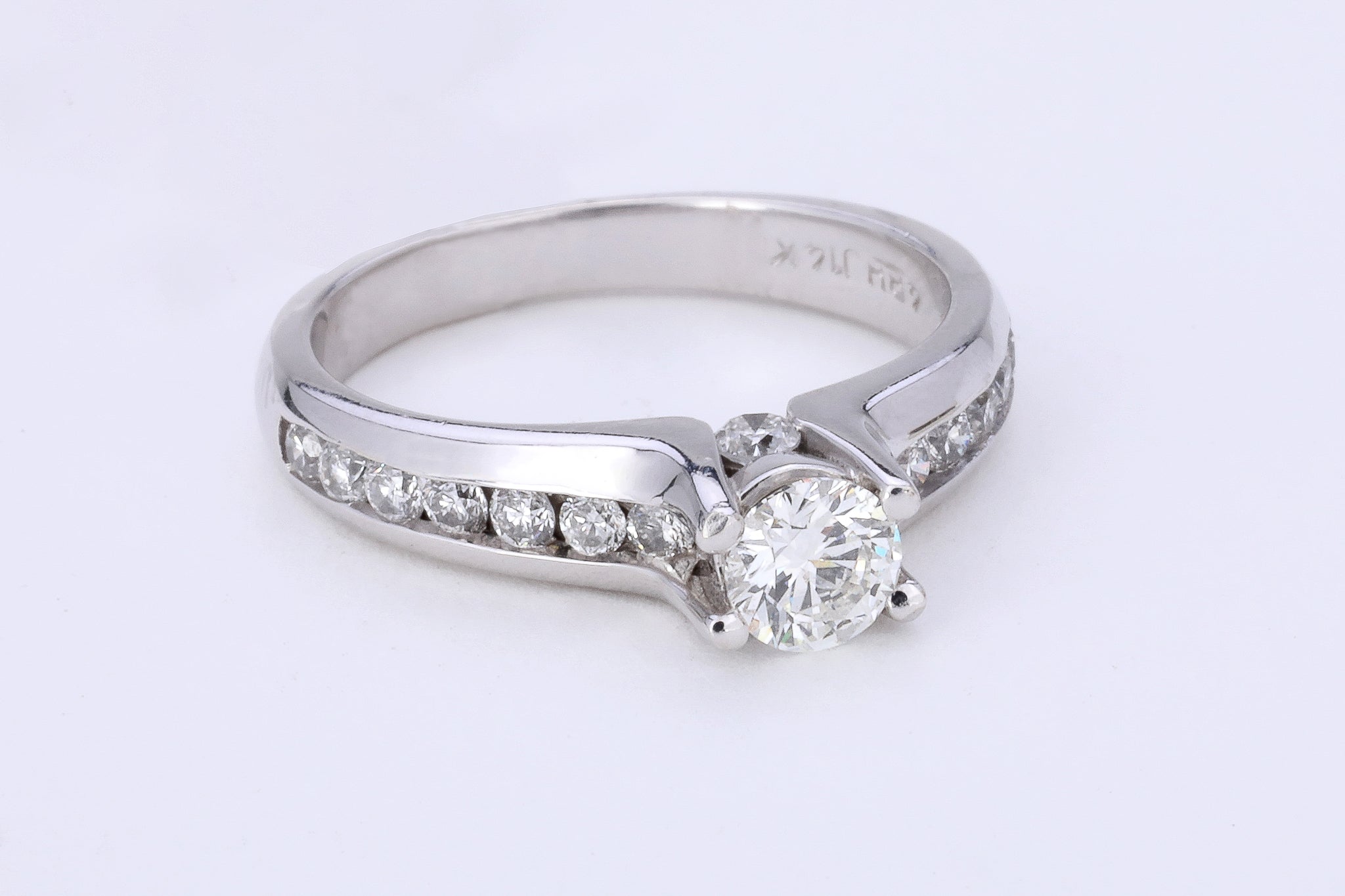 14k White Gold 0.92 ctw Diamond Engagement Ring
